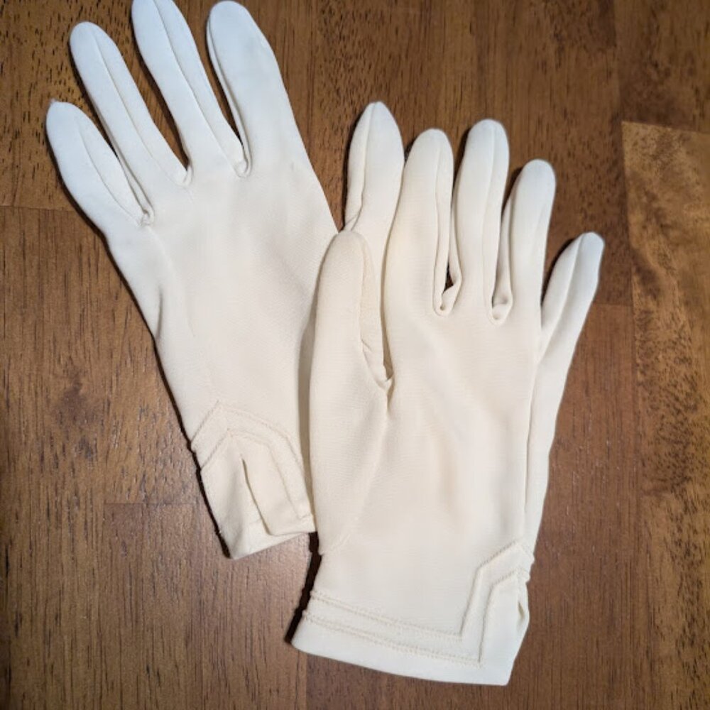 Vintage ladies nylon stretch gloves. Wrist length. Delicate design borders wrist